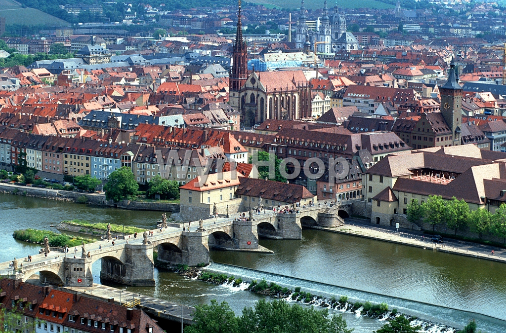 Main Wuerzburg km252.jpg - Würzburg von oben, im Vordergrund die Alte Mainbrücke, Main-km 252,5